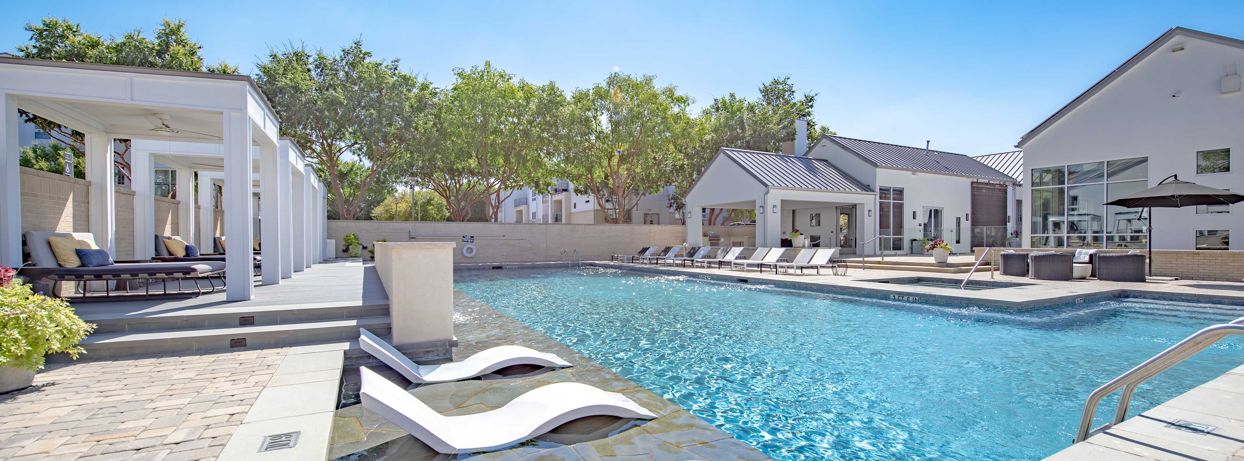 Resort style pool with in-pool comfort